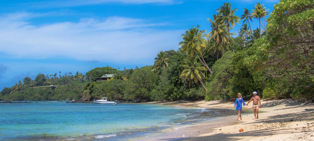 beach-walking-on-taveuni-island-fiji